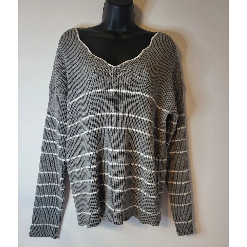 Mislook & Gray White Striped Sweater Medium‎ Womens Scalloped V-Neck Pullover